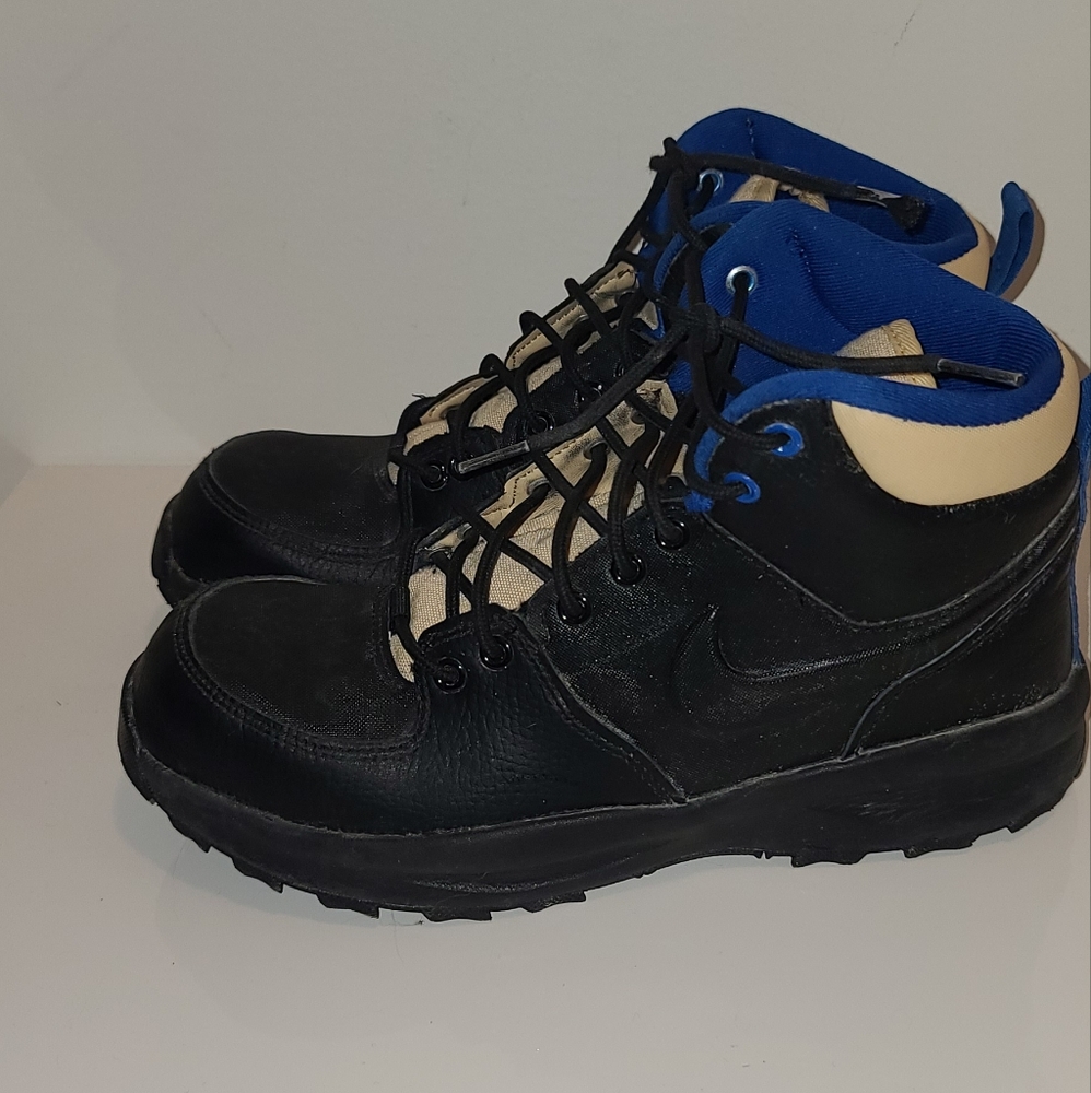 Nike Manoa 17 Sneakers Boots Boys Grade School Fits Women US 7.5 - 8 or 25 cm